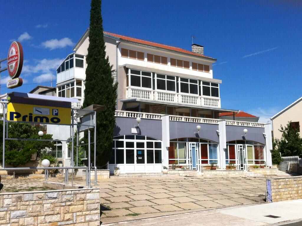 Vila Primo building and parking